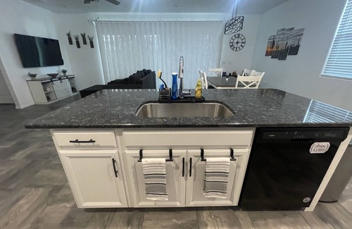Surprise House | Charming 3-bedroom house with WiFi and AC in lovely Surprise. 30 day minimum