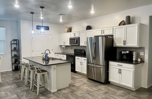 Surprise House | Charming 3-bedroom house with WiFi and AC in lovely Surprise. 30 day minimum