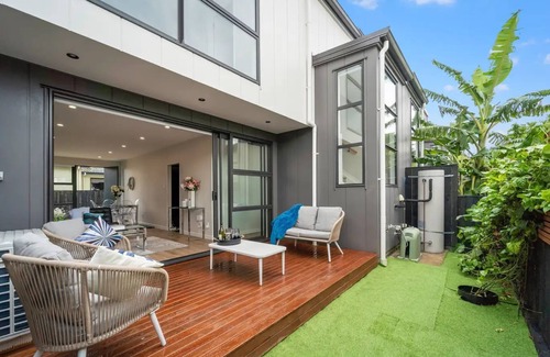 Auckland House | Charming 3-bedroom house with fitness room, WiFi in vibrant Auckland