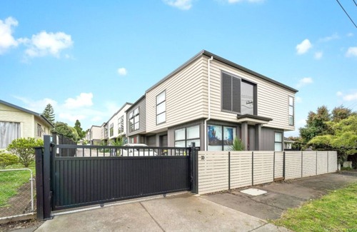 Auckland House | Charming 3-bedroom house with fitness room, WiFi in vibrant Auckland
