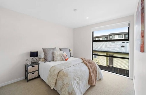 Auckland House | Charming 3-bedroom house with fitness room, WiFi in vibrant Auckland