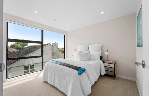 Auckland House | Charming 3-bedroom house with fitness room, WiFi in vibrant Auckland
