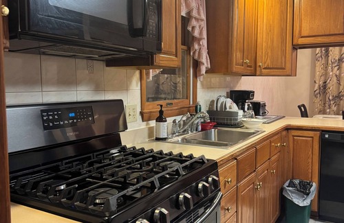Cheektowaga House | Charming 3-bedroom house with WiFi, AC in delightful Cheektowaga