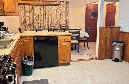 Cheektowaga House | Charming 3-bedroom house with WiFi, AC in delightful Cheektowaga