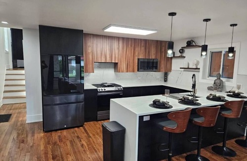 Chatham House | Charming 3-bedroom house in brilliant Chicago with WiFi, AC, plenty of sleeping.
