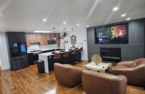Chatham House | Charming 3-bedroom house in brilliant Chicago with WiFi, AC, plenty of sleeping.