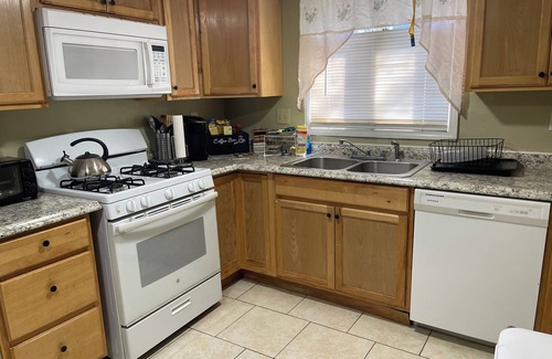Conyers House | Charming 3-bedroom house with WiFi, AC in welcoming Conyers
