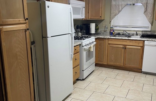 Conyers House | Charming 3-bedroom house with WiFi, AC in welcoming Conyers