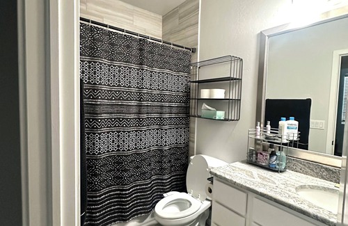Biggs Field House | Charming 3-bedroom house in marvelous Horizon with WiFi, AC