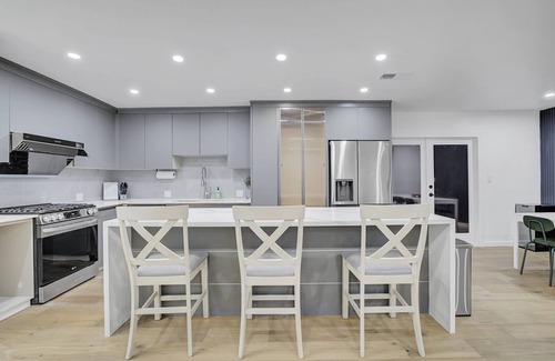 Hayward House | Charming 3-bedroom house with AC and WiFi in Hayward