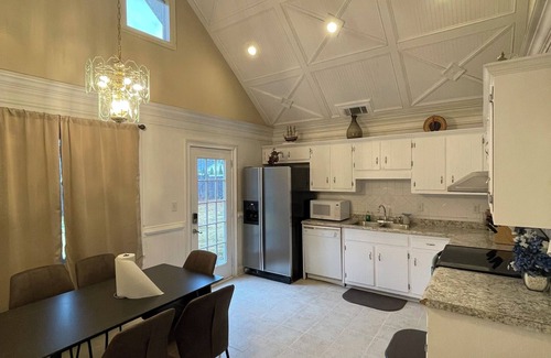 Lilburn House | Charming 3-bedroom house in Lilburn with WiFi and AC