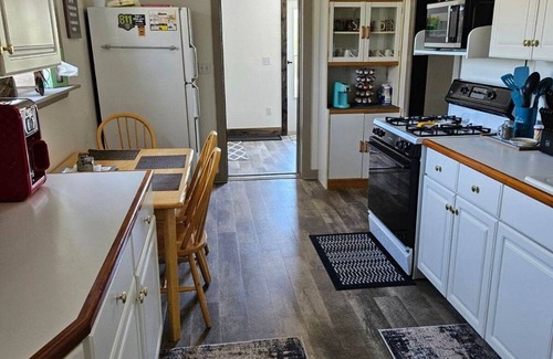 Garden County House | Charming 3-bedroom house in wonderful town of Oshkosh, family and pet friendly!