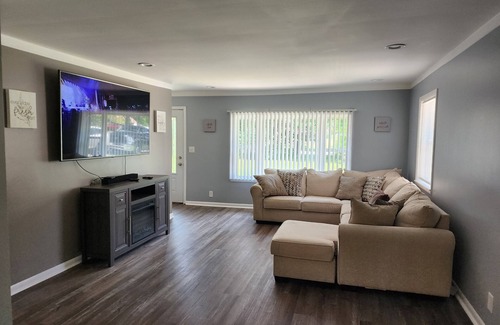Romulus House | Charming 3-bedroom house in Romulus with a beautiful country setting