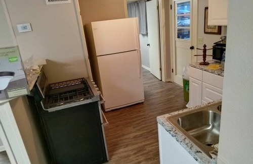 Seymour House | Charming 3-bedroom house with WiFi, AC in Seymour close to famous museum.