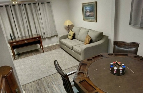Seymour House | Charming 3-bedroom house with WiFi, AC in Seymour close to famous museum.