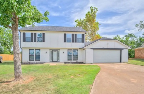 Shawnee House | Charming 3-bedroom house in Shawnee with AC and WiFi