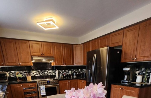 Barrie House | Charming 3-bedroom house with AC and WiFi in marvelous Barrie...