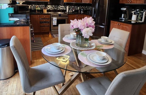 Barrie House | Charming 3-bedroom house with AC and WiFi in marvelous Barrie...
