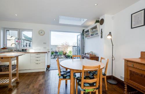 Oxford House | Charming 3 Bedroom House garden & parking - next to CS Lewis Nature Reserve