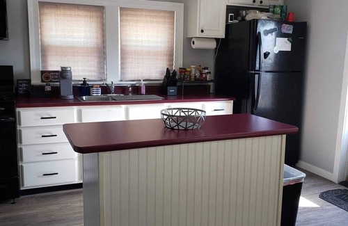 Adrian House | Charming 3-bedroom house in lovely Adrian with WiFi, AC