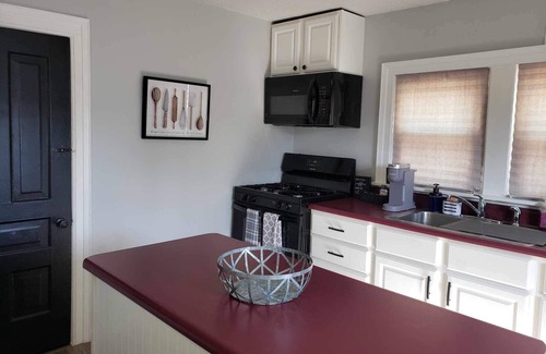 Adrian House | Charming 3-bedroom house in lovely Adrian with WiFi, AC