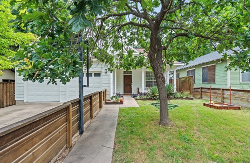 Dawson House | Charming 3-bedroom house in lovely Austin with AC, WiFi, Pool and Pitch & Putt