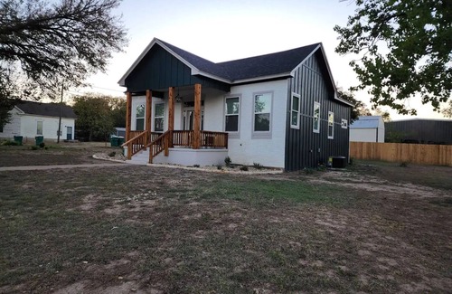 Belton House | Charming 3-bedroom house/4beds Belton- Near Downtown UMHB EXPO and I35