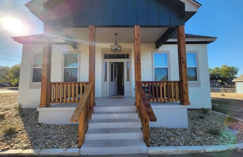 Belton House | Charming 3-bedroom house/4beds Belton- Near Downtown UMHB EXPO and I35