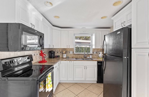 Largo House | Charming 3-bedroom house with heated pool