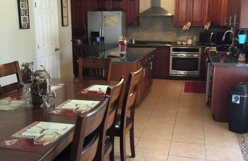 Monroe House | Charming 3-bedroom house with WiFi and AC in Monroe