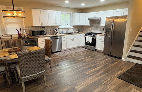 Newark House | Charming 3-bedroom house with WiFi, AC in Newark DE, walking distance to UDEL