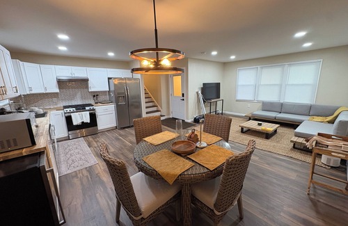 Newark House | Charming 3-bedroom house with WiFi, AC in Newark DE, walking distance to UDEL