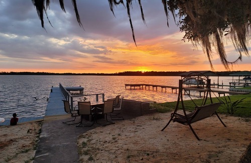 Highland House | Charming 3 bedroom Lakehouse on Lake Josephine Shores. 10 minutes from Racw