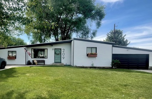 Suncrest House | Charming 3-bedroom mid-century home in Orem
