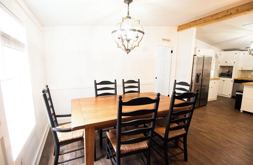 Thomaston House | Charming 3-bedroom on the Flint River with Island