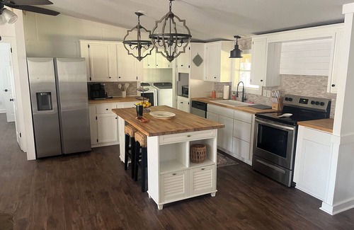 Thomaston House | Charming 3-bedroom on the Flint River with Island