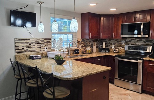 Citrus Park House | Charming 3-bedroom pool house with AC, WiFi in pleasant Tampa