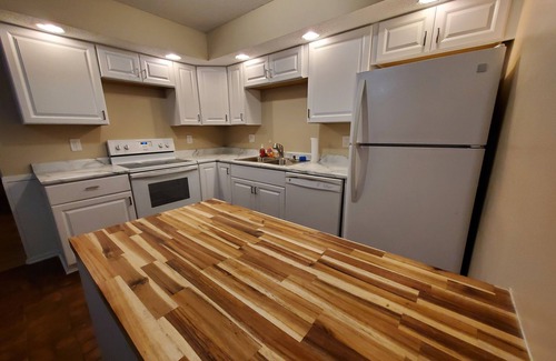 Lovington House | Charming 3-bedroom townhome in enchanting Des Moines with AC, WiFi