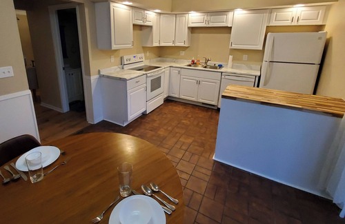 Lovington House | Charming 3-bedroom townhome in enchanting Des Moines with AC, WiFi