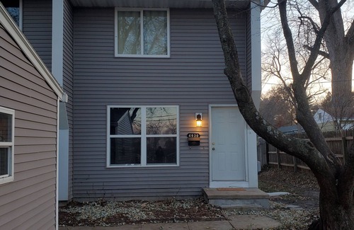 Lovington House | Charming 3-bedroom townhome in enchanting Des Moines with AC, WiFi