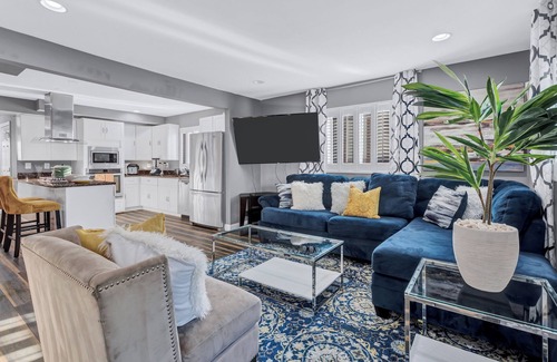 Northeast House | Charming 3-bedroom townhome w/free parking in Washington/Oasis outdoor fam-fri