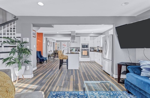 Northeast House | Charming 3-bedroom townhome w/free parking in Washington/Oasis outdoor fam-fri