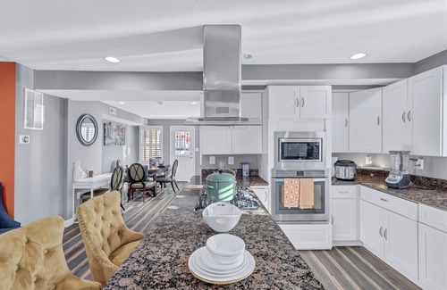 Northeast House | Charming 3-bedroom townhome w/free parking in Washington/Oasis outdoor fam-fri