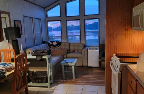 Coral House | Charming 3-bedroom Tiny slice of Paradise on Cowden Lake