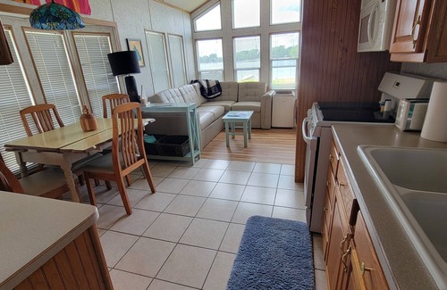 Coral House | Charming 3-bedroom Tiny slice of Paradise on Cowden Lake