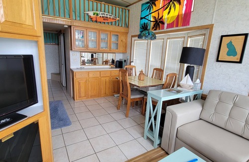 Coral House | Charming 3-bedroom Tiny slice of Paradise on Cowden Lake