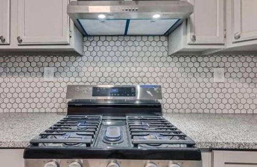 Carroll-South Hilton House | Charming 3-bedroom townhome with AC, WiFi in marvelous Baltimore