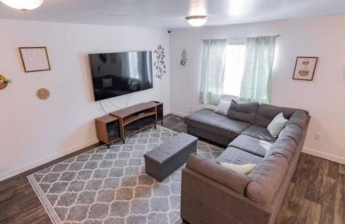 Herriman House | Charming 3-bedroom townhome in Herriman with WiFi and AC