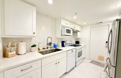 Monrovia House | Charming 3-bedroom townhome with WiFi and AC in welcoming Monrovia