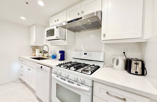 Monrovia House | Charming 3-bedroom townhome with WiFi and AC in welcoming Monrovia